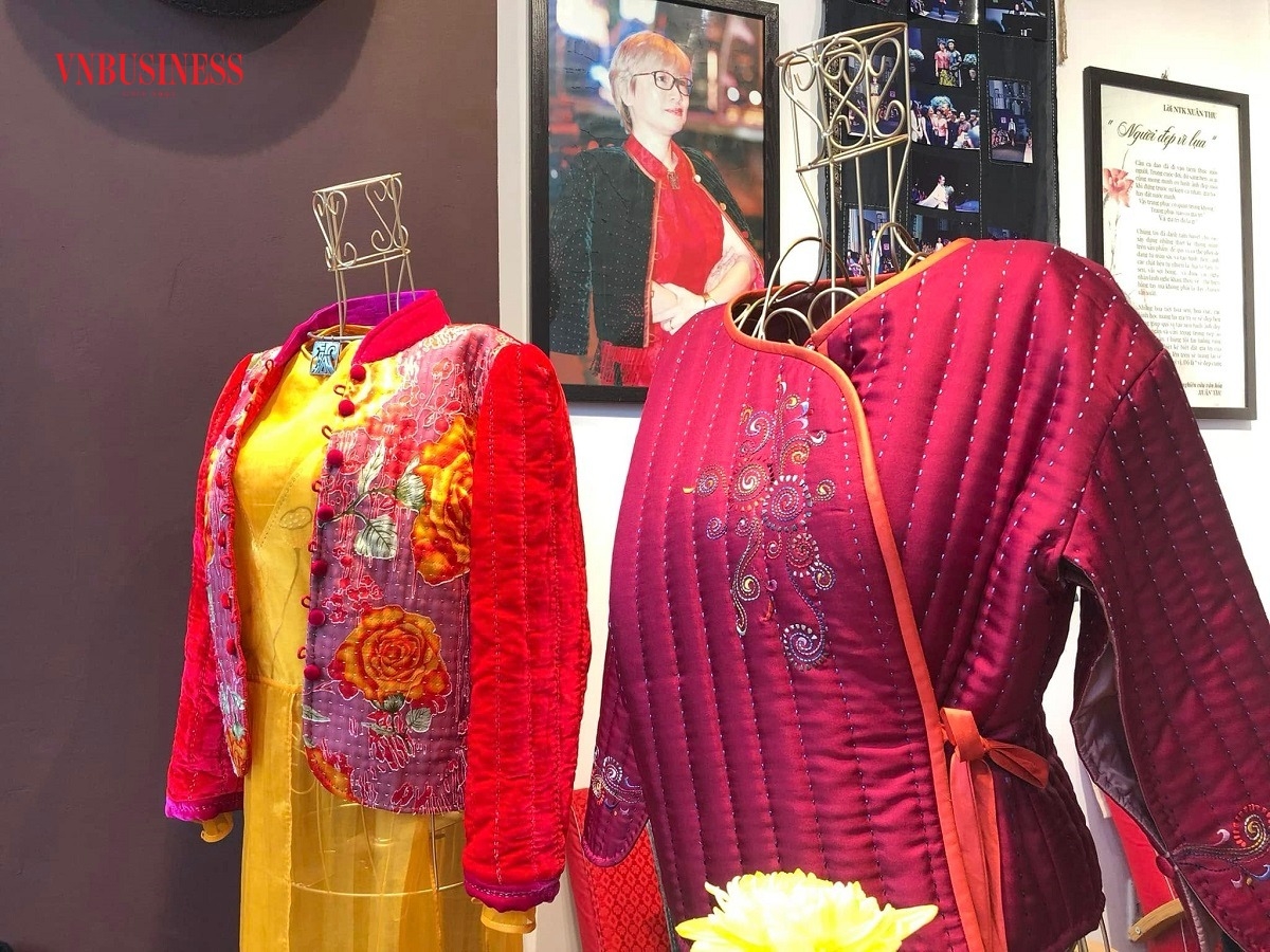 Những đường thêu tinh tế trên áo may thủ công của nhà thiết kế Xuân Thu.