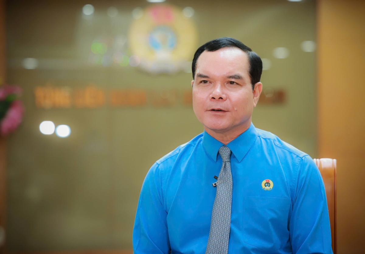 Đồng chí Nguyễn Đình Khang - Ủy viên Ban Chấp hành Trung ương Đảng, Phó Chủ tịch Ủy ban Trung ương MTTQ Việt Nam Bí thư Đảng ủy, Chủ tịch Tổng LĐLĐVN