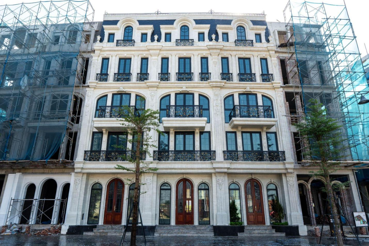 Các căn nhà phố Noble Palace Tay Thang Long WorldHotels Residences sẽ được bàn giao hoàn thiện mặt ngoài theo phong cách kiến trúc châu Âu cổ điển.