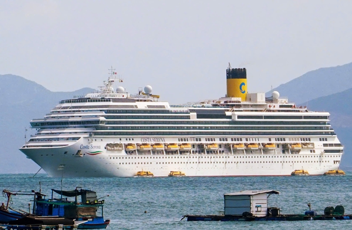 Tàu du lịch quốc tế neo đậu trên vịnh Nha Trang