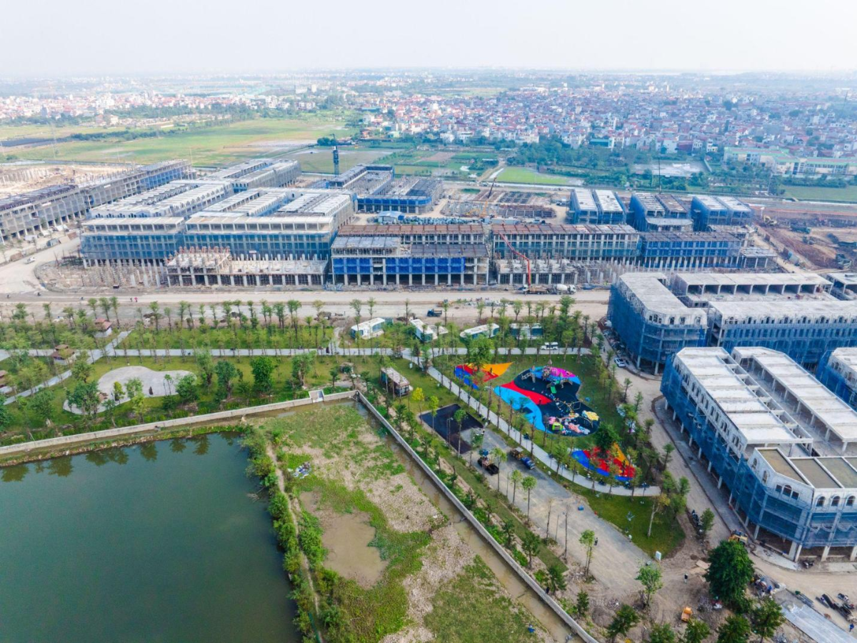 Gần 2.500 căn nhà phố tại dự án đang được triển khai thi công đồng bộ, kết hợp hệ tiện ích 5 sao như bệnh viện nghỉ dưỡng, trường học quốc tế, clubhouse, hai đại công viên gần 200ha liền kề…