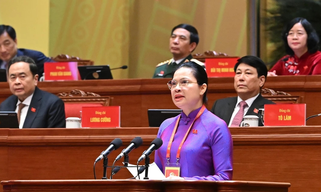 Đồng chí Hà Thị Nga trình bày tham luận với chủ đề: