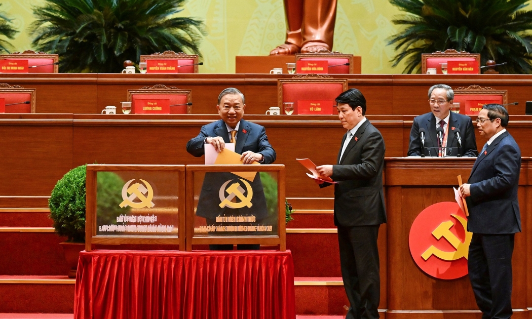 Tổng Bí thư Tô Lâm cùng các đồng chí lãnh đạo Đảng và Nhà nước bỏ phiếu bầu Ủy viên Trung ương chính thức và Ủy viên dự khuyết Ban Chấp hành Trung ương Đảng khóa XIV.