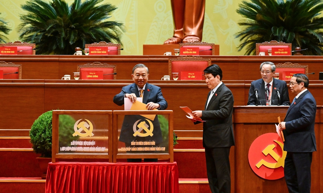 Tổng Bí thư Tô Lâm cùng các đồng chí lãnh đạo Đảng và Nhà nước bỏ phiếu bầu Ủy viên Trung ương chính thức và Ủy viên dự khuyết Ban Chấp hành Trung ương Đảng khóa XIV.