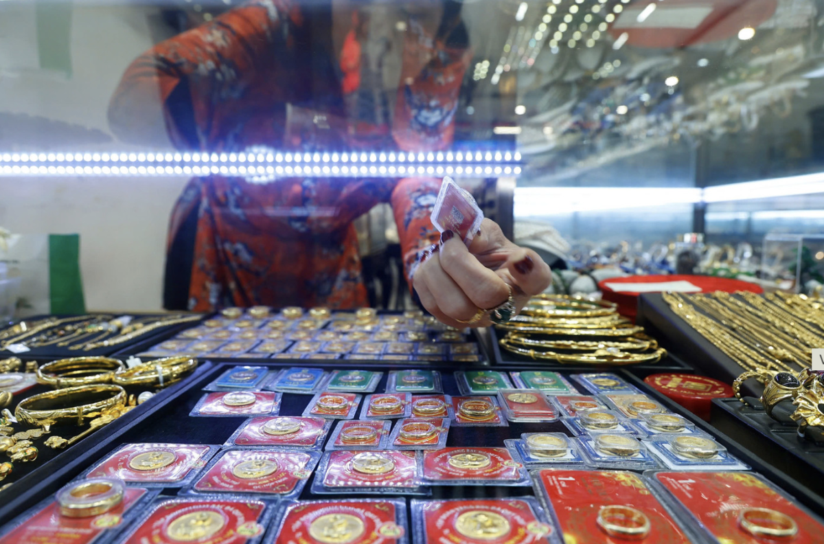 Chuyên gia lại cảnh báo về rủi ro "đu đỉnh" khi khoảng cách chênh lệch giá vàng và yếu tố tâm lý đám đông đang bị đẩy lên quá cao.