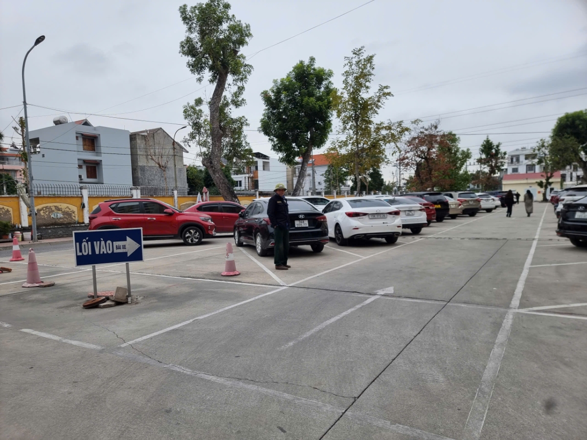 Bãi để xe ô tô miễn phí hoặc giảm giá gửi xe cho bệnh nhân và người nhà bệnh nhân được quy hoạch xây dựng sạch sẽ, đẹp, khoa học, quy củ.