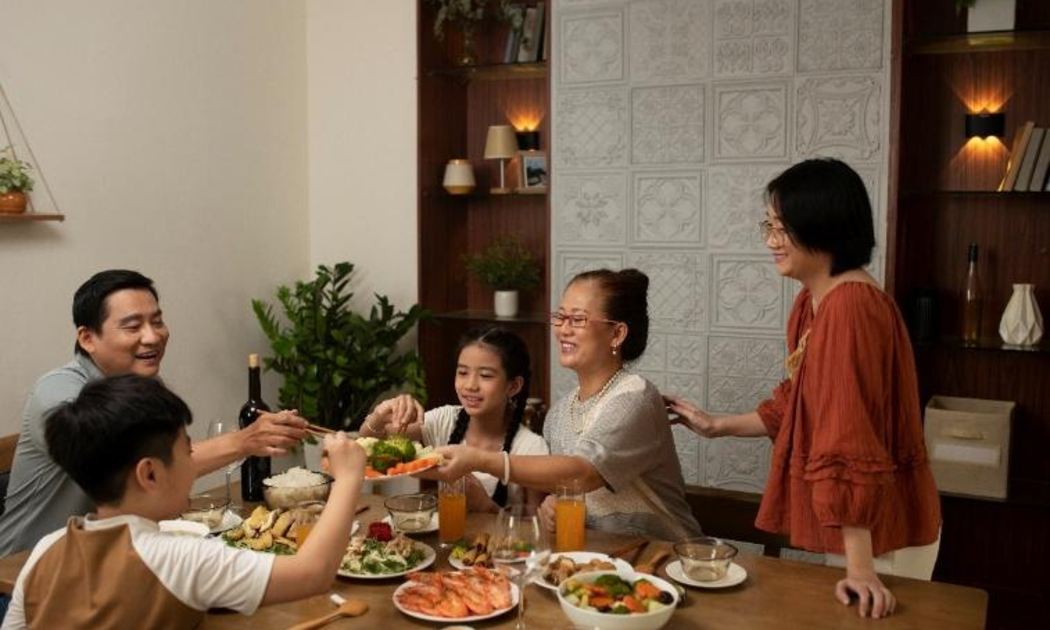 Với nhiều người, bữa cơm ấm cúng cùng gia đình là khoảnh khắc chất lượng nhất cho Tết này