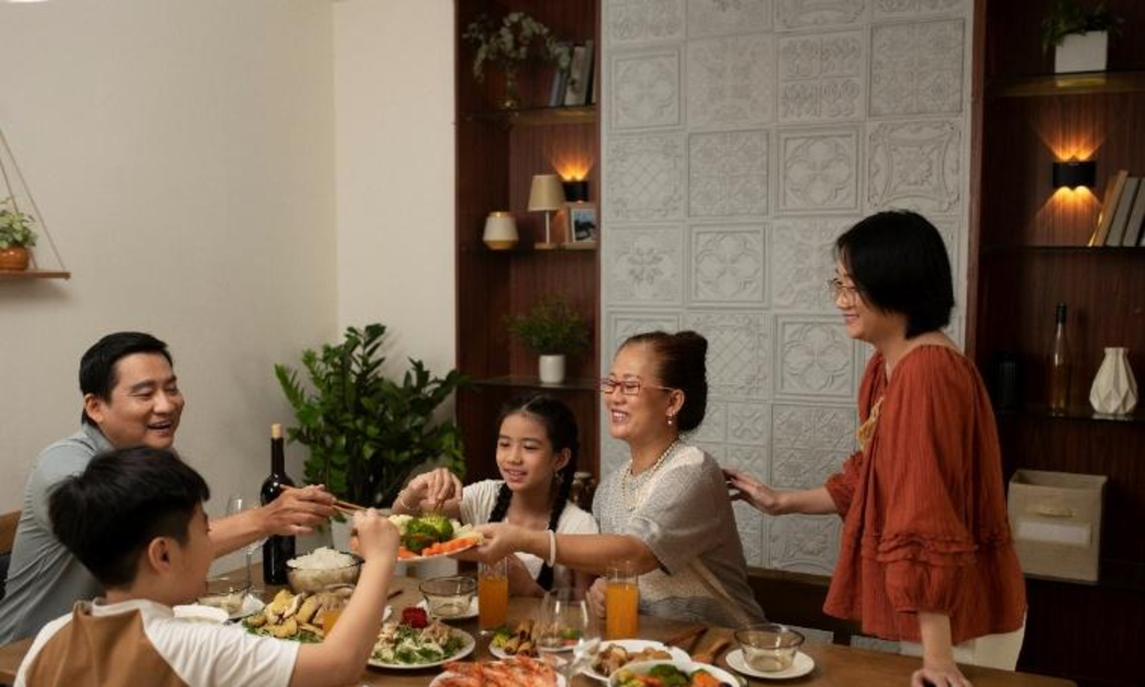 Với nhiều người, bữa cơm ấm cúng cùng gia đình là khoảnh khắc chất lượng nhất cho Tết này