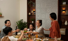Với nhiều người, bữa cơm ấm cúng cùng gia đình là khoảnh khắc chất lượng nhất cho Tết này
