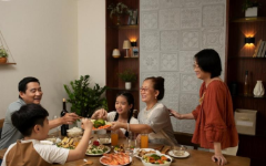 Với nhiều người, bữa cơm ấm cúng cùng gia đình là khoảnh khắc chất lượng nhất cho Tết này