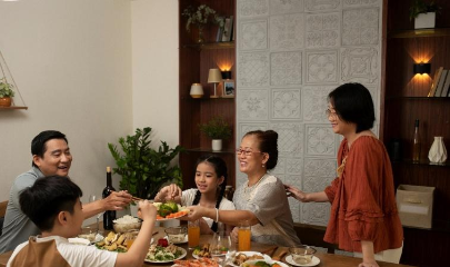 Với nhiều người, bữa cơm ấm cúng cùng gia đình là khoảnh khắc chất lượng nhất cho Tết này