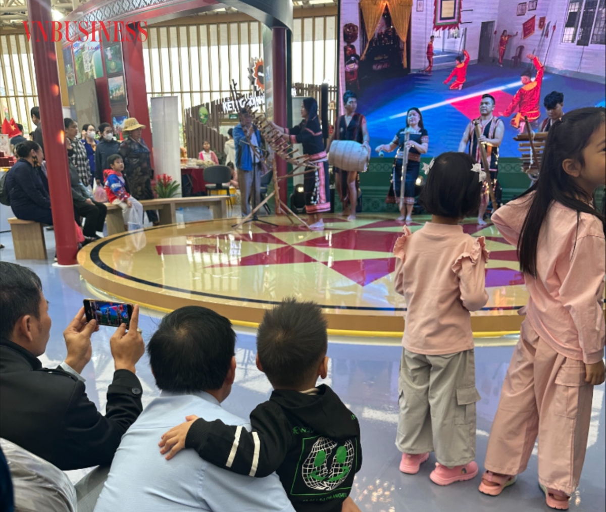 Nhiều địa phương mang không gian văn hoá, trải nghiệm độc đáo đến với Hội chợ Mùa Thu 2025