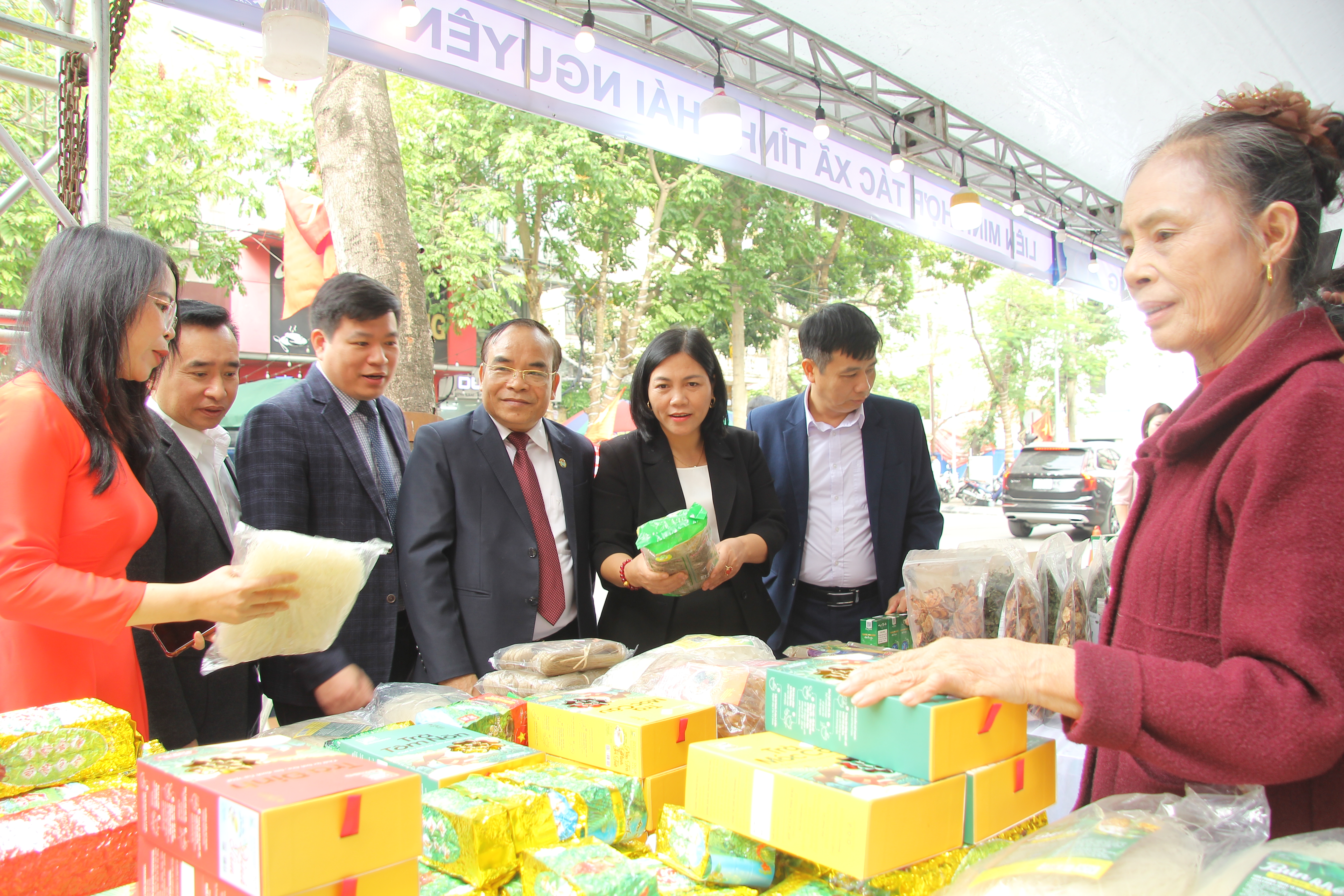 Hàng hóa đến từ các HTX chủ yếu là sản phẩm OCOP tiêu biểu của các tỉnh, thành phố.