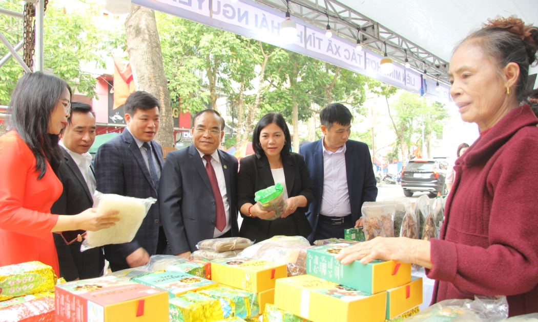 Hàng hóa đến từ các HTX chủ yếu là sản phẩm OCOP tiêu biểu của các tỉnh, thành phố.