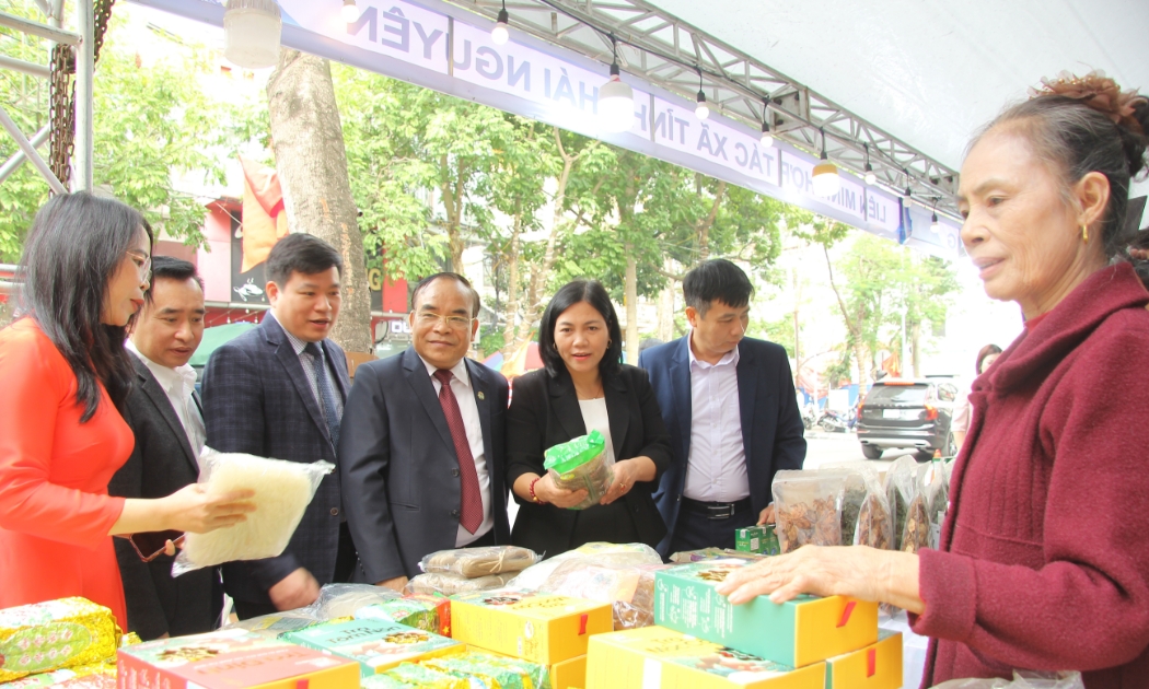 Hàng hóa đến từ các HTX chủ yếu là sản phẩm OCOP tiêu biểu của các tỉnh, thành phố.