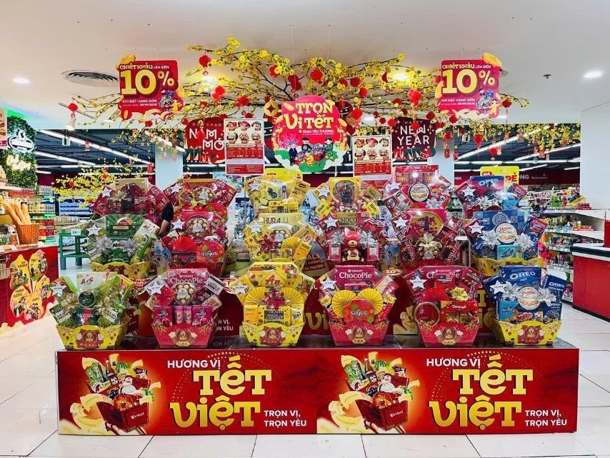Các siêu thị trưng bày đa dạng về giá cả các giỏ quà Tết.
