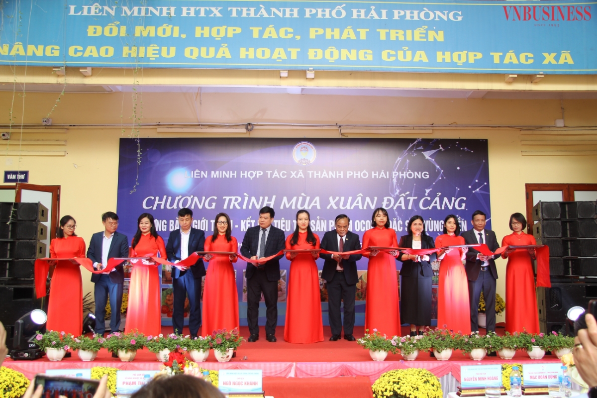 Đại biểu các Sở, ngành, địa phương cắt băng khai mạc chương trình.