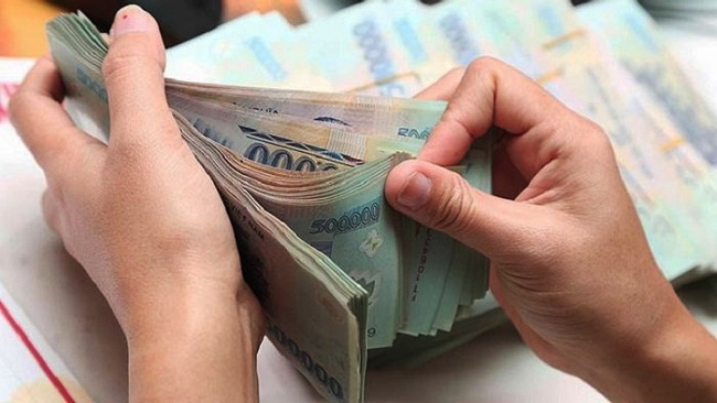 Doanh nghiệp phải chuyển khoản khi trả lương từ 5 triệu đồng trở lên mới được trừ chi phí khi tính thuế TNDN.