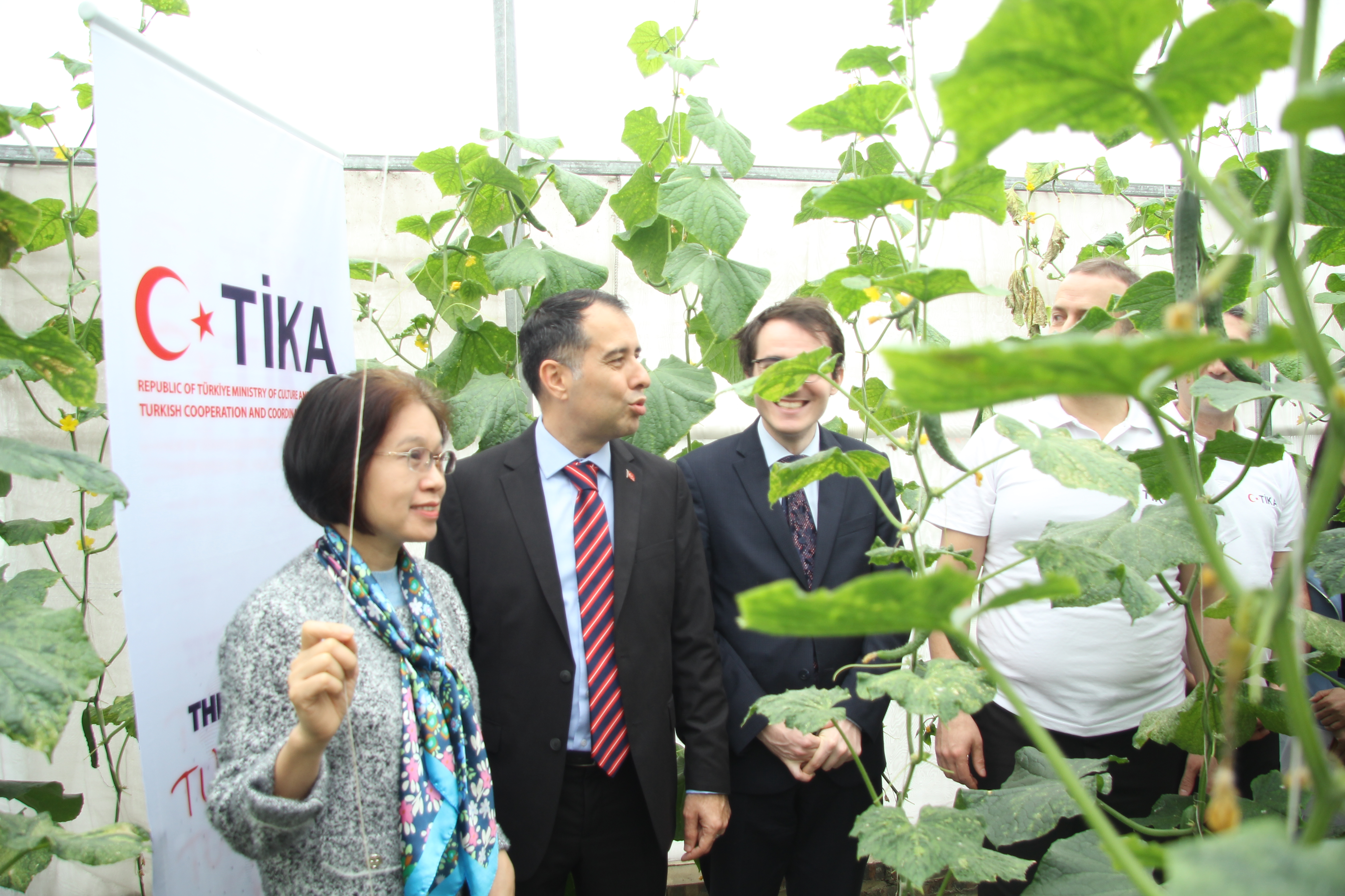 Phó chủ tịch Liên minh HTX Việt Nam tham quan mô hình sản xuất của HTX Tân Minh Đức.