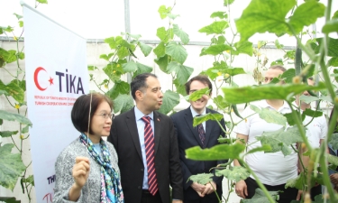 Phó chủ tịch Liên minh HTX Việt Nam tham quan mô hình sản xuất của HTX Tân Minh Đức.