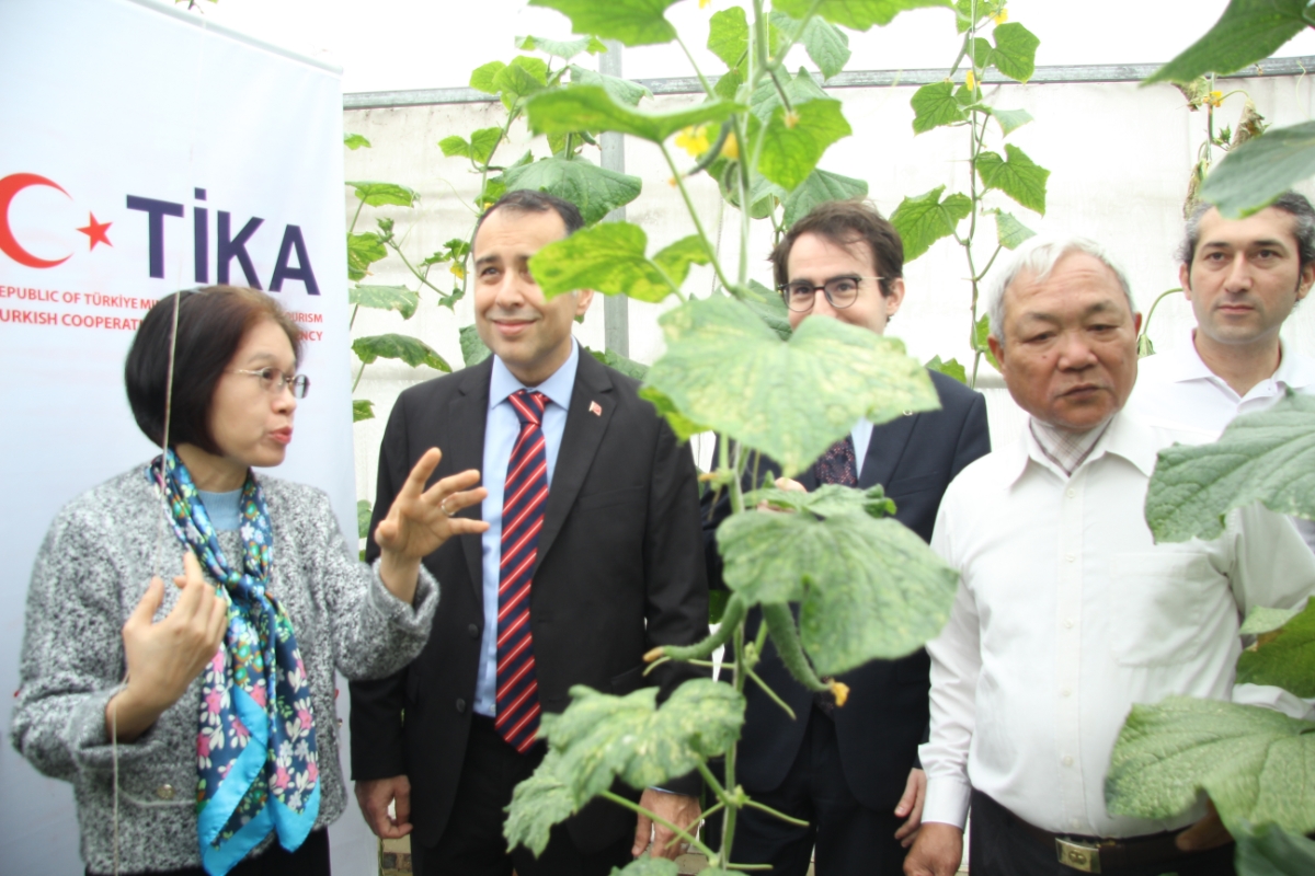 Phó chủ tịch Liên minh HTX Việt Nam tham quan mô hình sản xuất của HTX Tân Minh Đức.