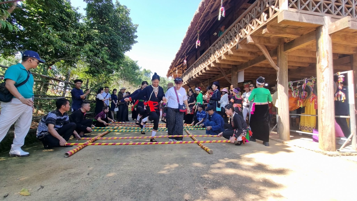 Bộ trưởng Bộ Nông nghiệp và Môi trường yêu cầu thủ trưởng các đơn vị, địa phương bảo đảm đón Tết Nguyên đán Bính Ngọ năm 2026 vui tươi, lành mạnh, an toàn và tiết kiệm.