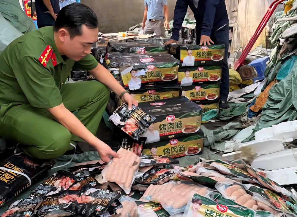 Lực lượng chức năng thu giữ hàng tấn xúc xích không có hoá đơn, chứng từ dịp cận Tết Nguyên đán 2026.