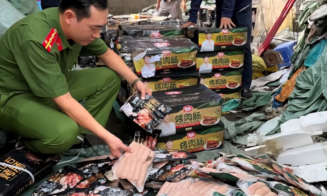 Lực lượng chức năng thu giữ hàng tấn xúc xích không có hoá đơn, chứng từ dịp cận Tết Nguyên đán 2026.