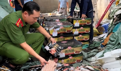 Lực lượng chức năng thu giữ hàng tấn xúc xích không có hoá đơn, chứng từ dịp cận Tết Nguyên đán 2026.