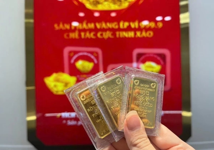 Thiếu hụt nguồn cung vàng miếng SJC, người tiêu dùng đang có xu hướng chuyển dịch sang vàng nhẫn 24K như một kênh đầu tư thay thế.