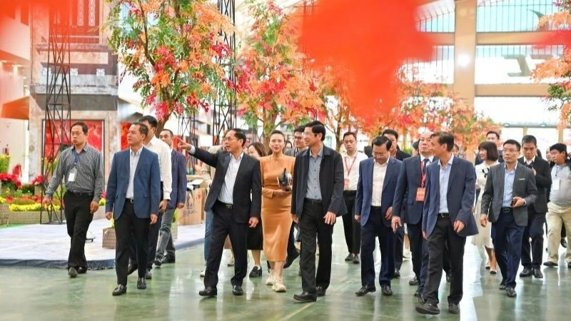 Phó Thủ tướng Bùi Thanh Sơn trong buổi đi thực tế tại Hội chợ ngày 30/1.