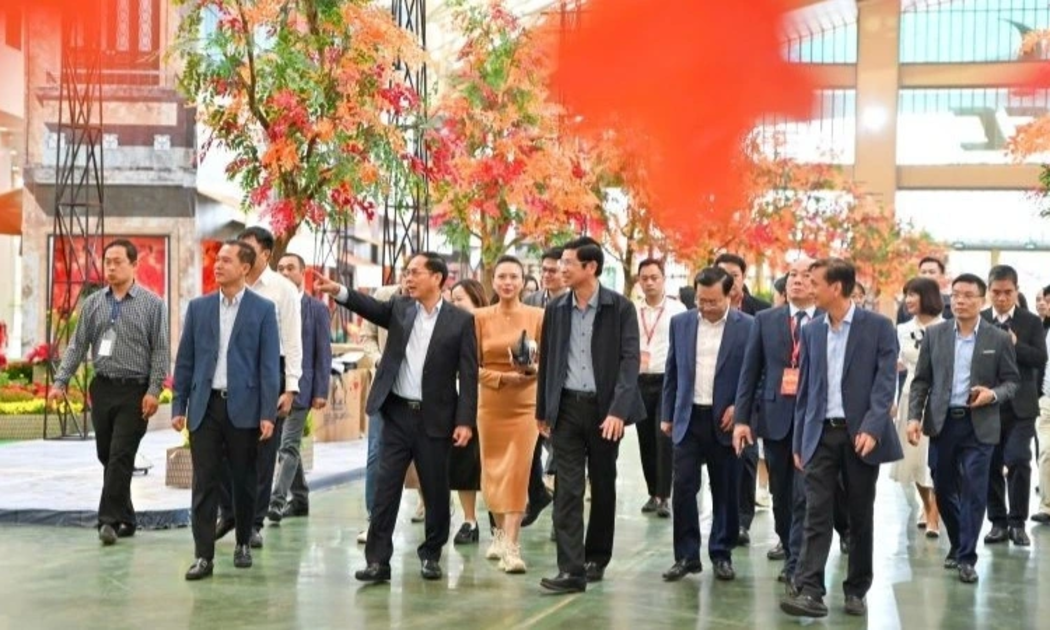 Phó Thủ tướng Bùi Thanh Sơn trong buổi đi thực tế tại Hội chợ ngày 30/1.