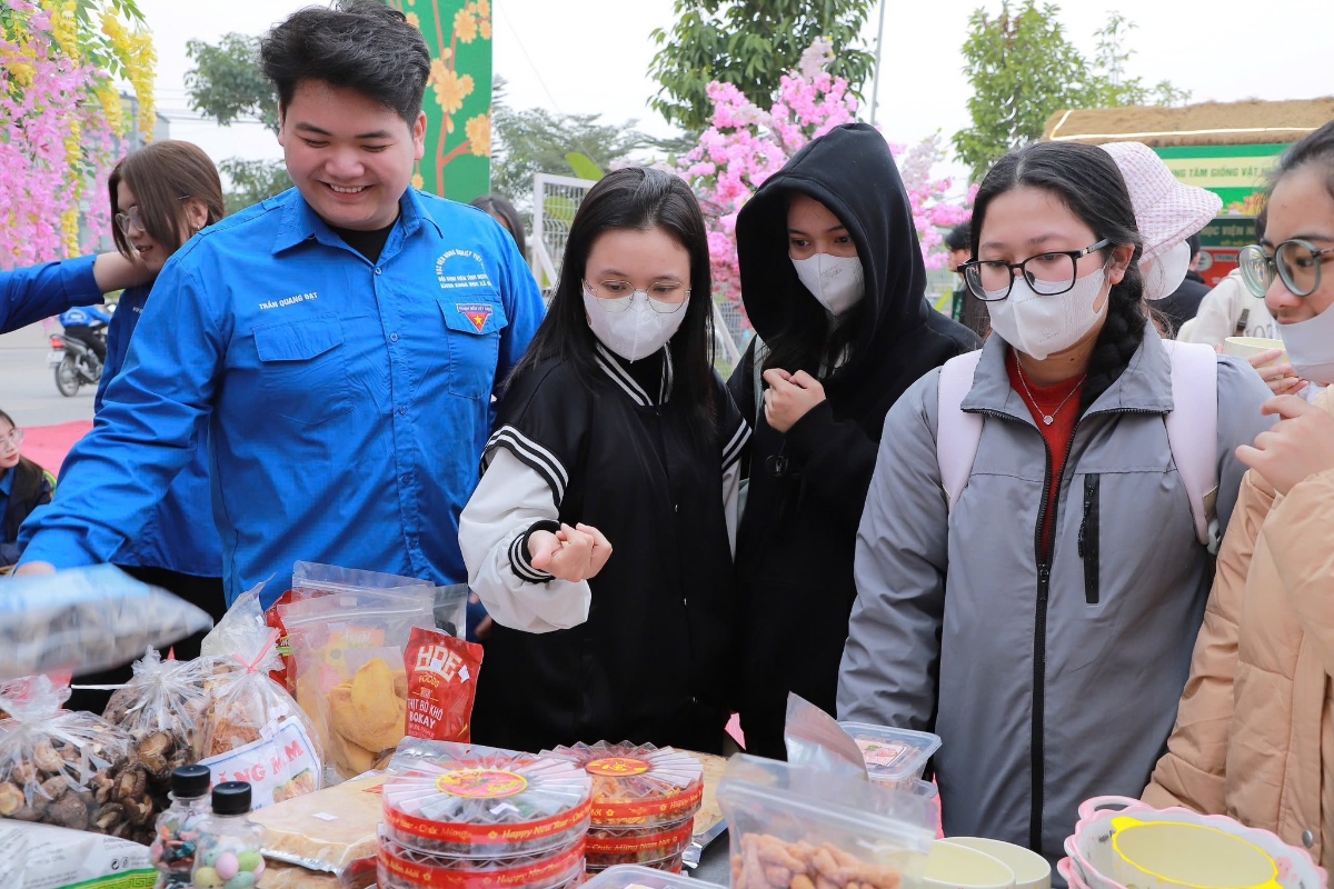 Nhiều sản phẩm OCOP, hoa, cây cảnh,… được trưng bày và bán tại Hội chợ.