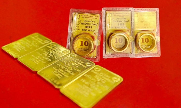 Giá vàng lao dốc mạnh, SJC giảm thêm 6 triệu đồng/lượng, vàng thế giới mất mốc 4.700 USD