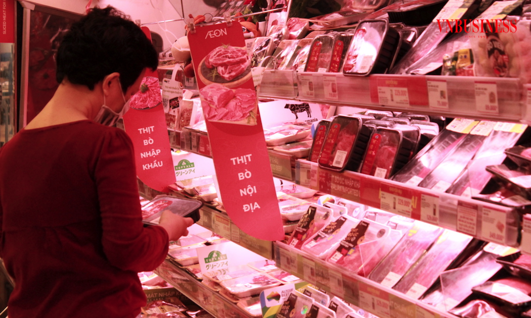 Trên kệ hàng siêu thị, thịt nhập khẩu giá rẻ vẫn không ngừng cạnh tranh với thịt nội địa, tạo sức ép lên các nông hộ chăn nuôi nhỏ lẻ có thể phải “rời cuộc chơi”.