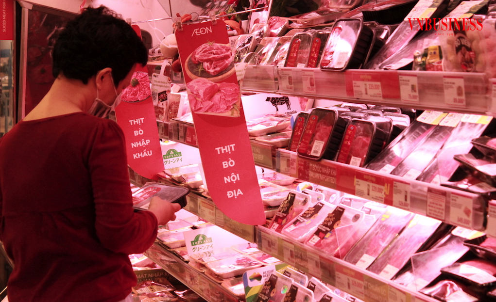 Trên kệ hàng siêu thị, thịt nhập khẩu giá rẻ vẫn không ngừng cạnh tranh với thịt nội địa, tạo sức ép lên các nông hộ chăn nuôi nhỏ lẻ có thể phải “rời cuộc chơi”.