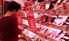 Trên kệ hàng siêu thị, thịt nhập khẩu giá rẻ vẫn không ngừng cạnh tranh với thịt nội địa, tạo sức ép lên các nông hộ chăn nuôi nhỏ lẻ có thể phải “rời cuộc chơi”.