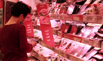 Trên kệ hàng siêu thị, thịt nhập khẩu giá rẻ vẫn không ngừng cạnh tranh với thịt nội địa, tạo sức ép lên các nông hộ chăn nuôi nhỏ lẻ có thể phải “rời cuộc chơi”.