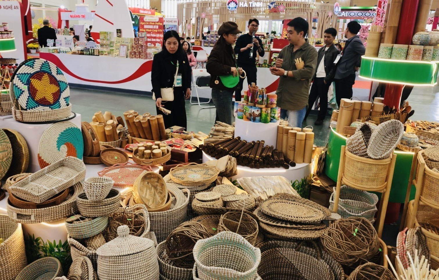 Giỏ xách, đồ gia dụng có nguồn gốc từ tự nhiên như cói, bèo tây, cỏ tự nhiên