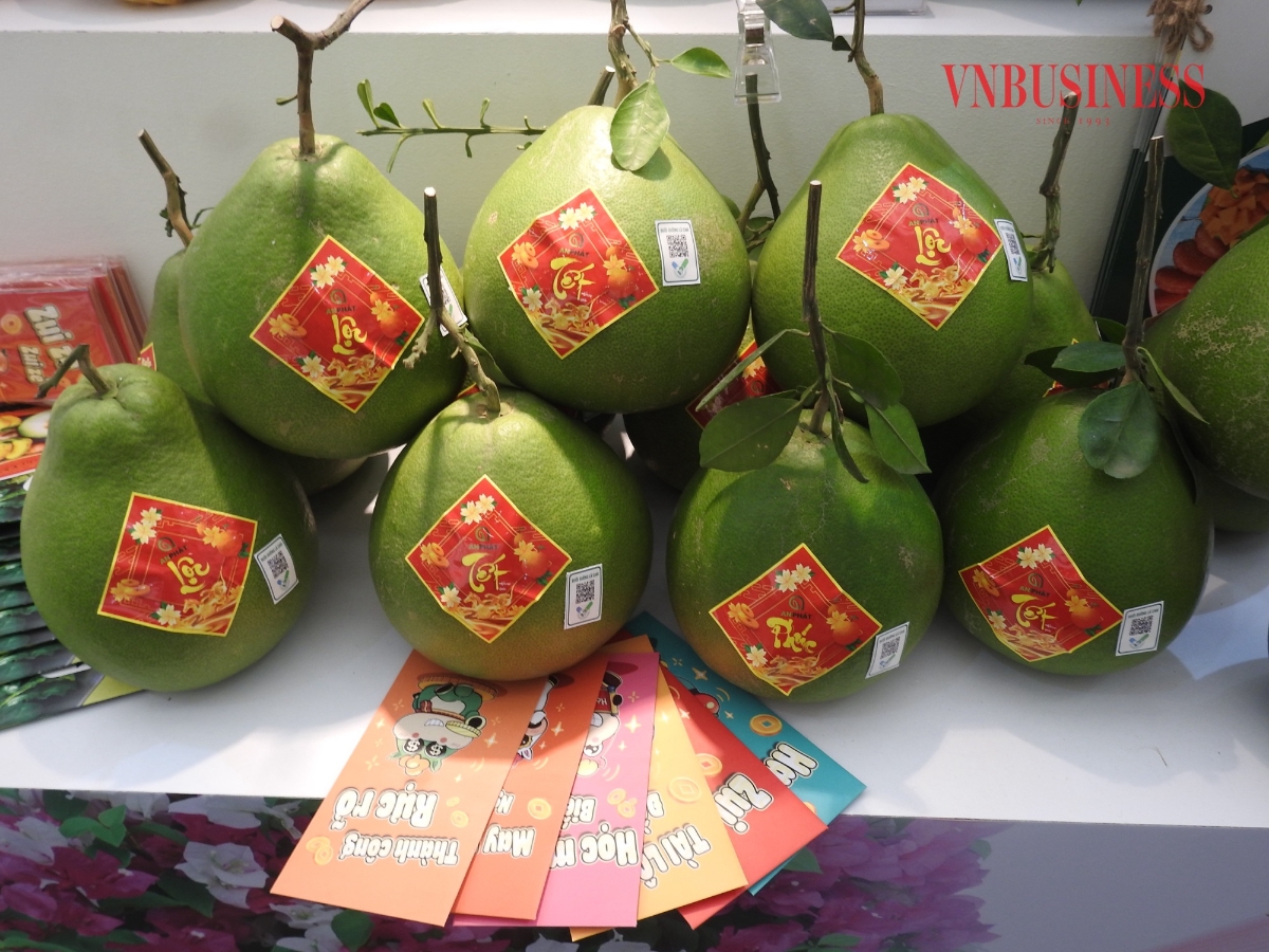 Sản phẩm bưởi hồng được bán với giá 75.000 đồng/quả tại hội chợ.