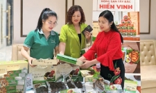 Giám đốc HTX Hiền Vinh (bên trái) đang tư vấn sản phẩm cho khách hàng