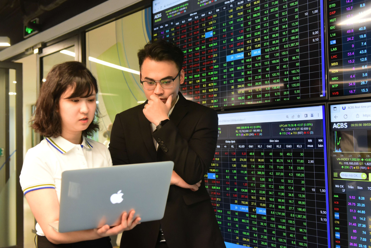 VN-Index đã trượt khỏi toàn bộ vùng tích lũy, quay về điểm xuất phát của năm.