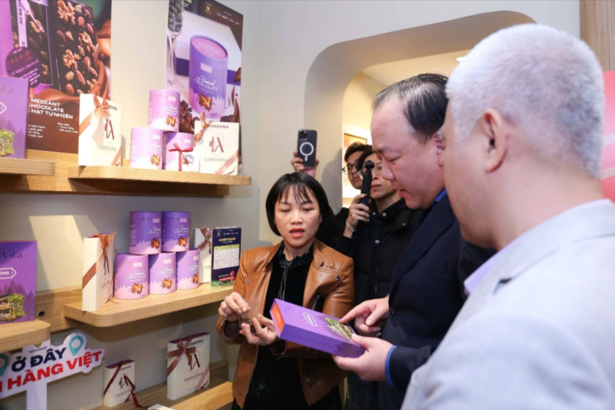 Không gian trưng bày, livestream “Sức sống hàng Việt” chính thức được khai mạc tại tại 62 Tràng Tiền, Hà Nội.