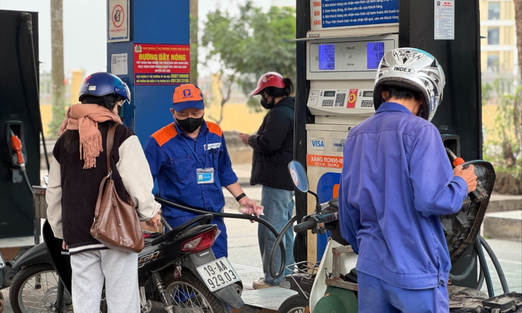 Giá xăng dầu đồng loạt tăng 2 phiên liên tiếp.