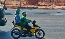 Hai đối tượng thực tẩu thoát sau khi thực hiện vụ cướp táo tợn.