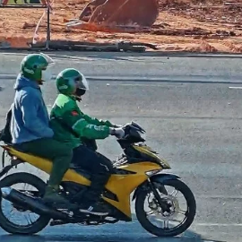 Hai đối tượng thực tẩu thoát sau khi thực hiện vụ cướp táo tợn.