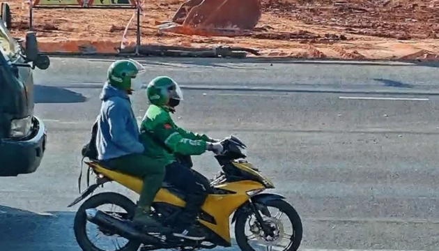 Hai đối tượng thực tẩu thoát sau khi thực hiện vụ cướp táo tợn.