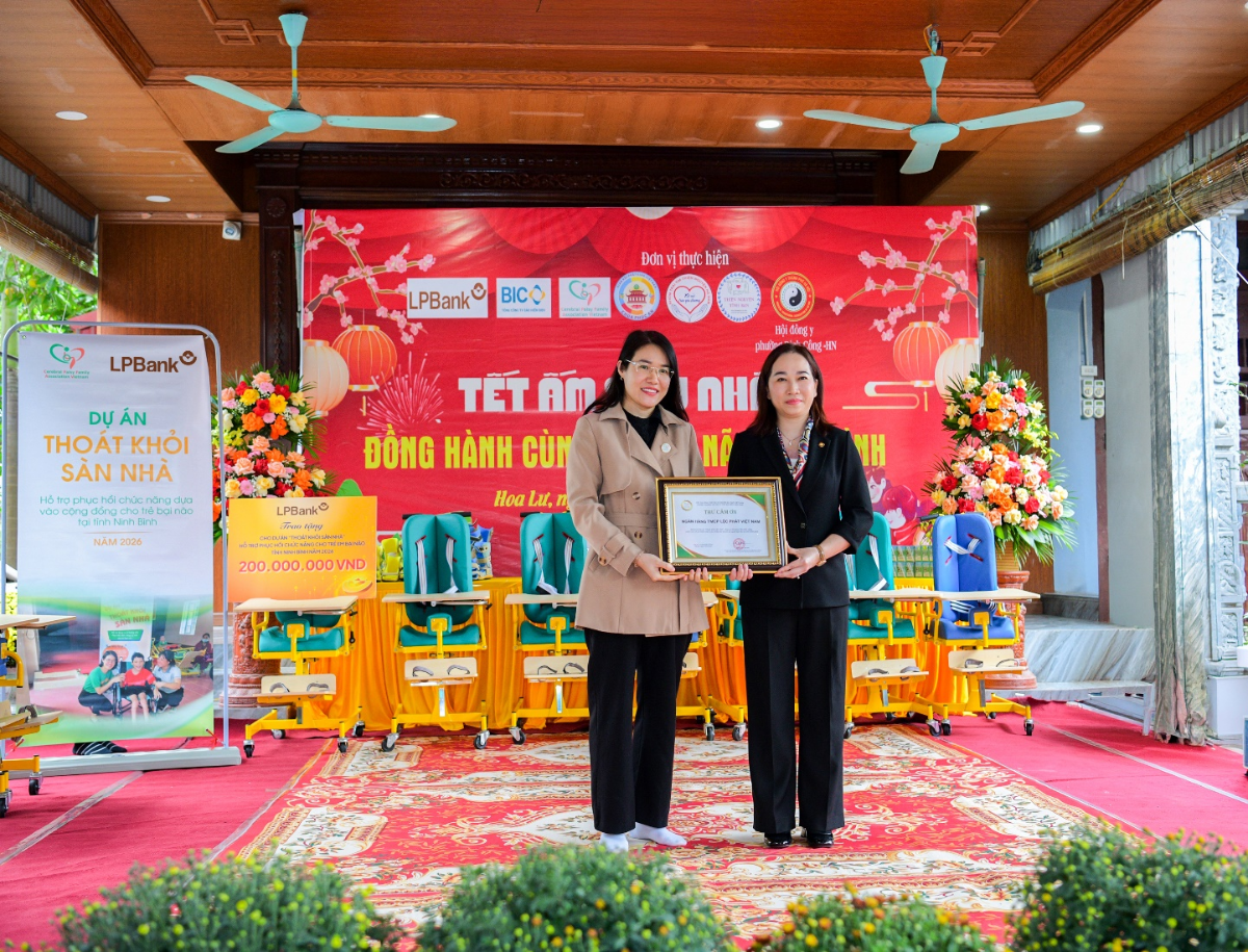 Những phần quà ý nghĩa được trao đến các trẻ em bại não ở Ninh Bình.