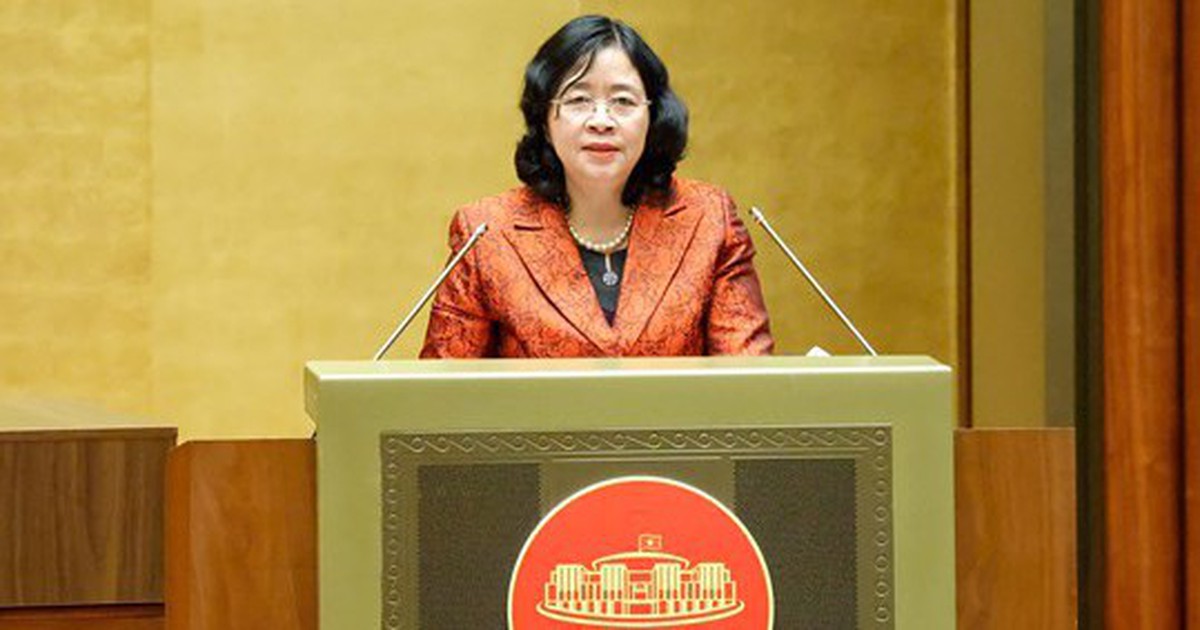 Đồng chí Bùi Thị Minh Hoài, Ủy viên Bộ Chính trị, Bí thư Trung ương Đảng, Bí thư Đảng ủy MTTQ, các đoàn thể Trung ương, Chủ tịch Ủy ban Trung ương MTTQ Việt Nam, trình bày chuyên đề tại Hội nghị