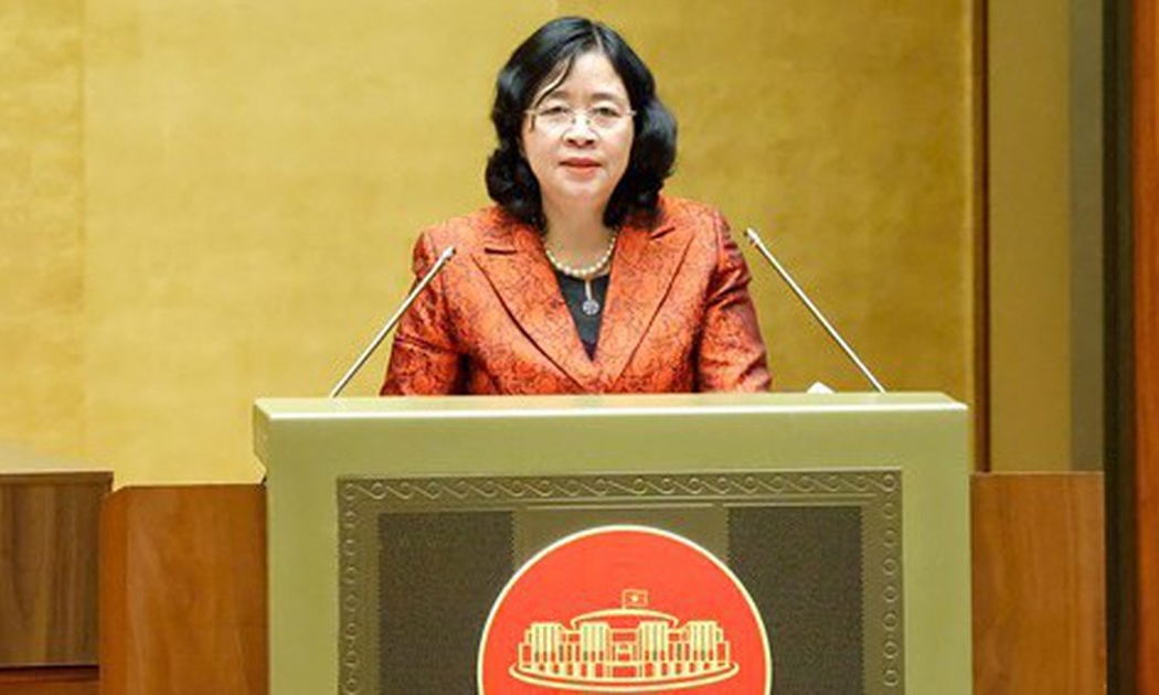 Đồng chí Bùi Thị Minh Hoài, Ủy viên Bộ Chính trị, Bí thư Trung ương Đảng, Bí thư Đảng ủy MTTQ, các đoàn thể Trung ương, Chủ tịch Ủy ban Trung ương MTTQ Việt Nam, trình bày chuyên đề tại Hội nghị